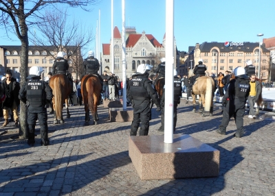 Viime viikonvaihteessa kansallismieliset mielenosoittajat aikoivat hyökätä Helsingin rautatientorilla maahanmuuttajien leiriin, mutta poliisi piti osapuolet erillään