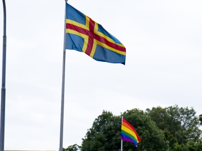 Maarianhaminassa sateenkaariliput liehuvat tiuhaan Ahvenanmaan lippujen vierellä. (Kaikki artikkelin kuvat: Mikko Kivinen)