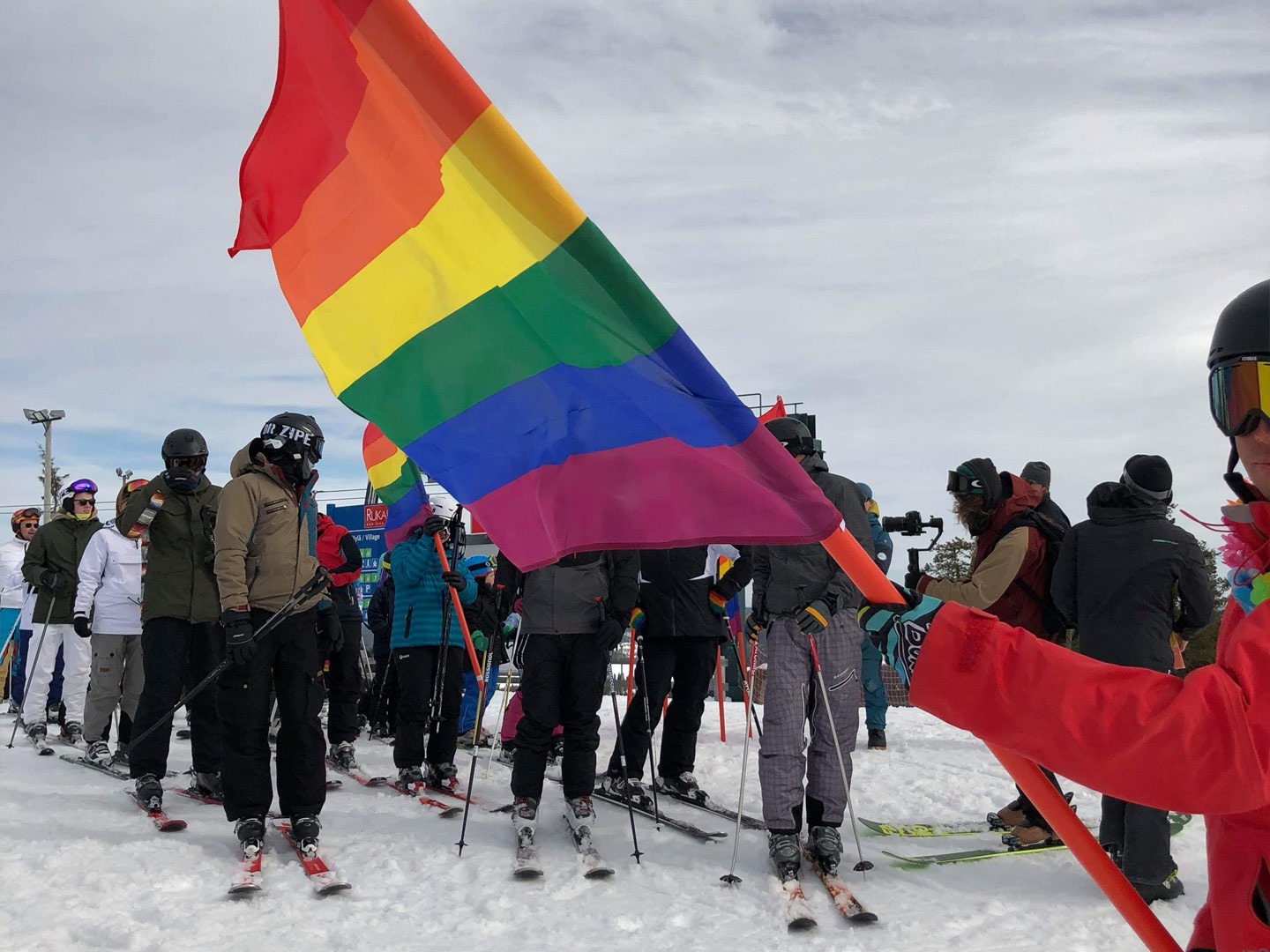 Ruka Ski Pride -tapahtuman laskettelukulkue valmistautumassa laskuun (kuva: Martu Väisänen)