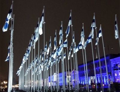 Helsingin Kauppatorilla on sata Suomen lippua
