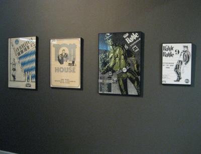 Tom of Finland -näyttelyssä on monenlaisia Tomin töitä, mm. kansainvälisten tapahtumien julisteita.