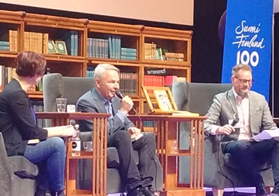 Keskustelussa MTV: politiikan toimittajana vaikuttanut Kaija Lehtiäki, presidenttiehdokas Pekka Haavisto ja professori Pekka Isotalus.