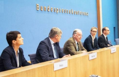 Lehdistötilaisuus maanantaiaamuna, Weidel toisena oikealta, Petry vasemmalla. Kuva AfD-puolueen verkkosivulta.