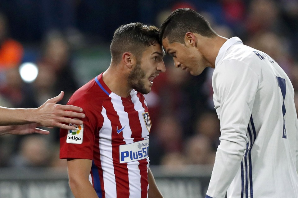Cristiano Ronaldo ja Koke harrastivat nokkapokkaa pelikentällä (kuva: Chema Moya / EFE / Lehtikuva)
