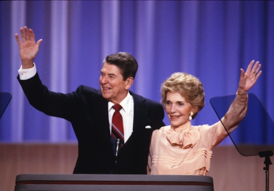 USA:n presidentti Ronald Reagan vaimonsa Nancy Reaganin kanssa vuonna 1988 (kuva: Arnie Sachs / DPA / Lehtikuva)