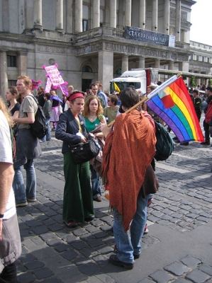 Varsovan pride-paraatit ovat viime vuosina saaneet melko rauhassa kulkea kaduilla. Vuosina 2006-2008 ne saivat liikkeelle aggressivisia vastustajia.