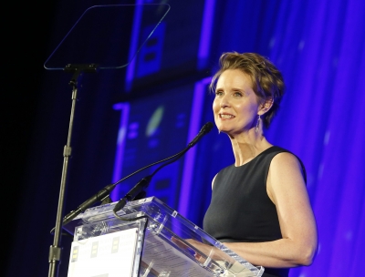 Cynthia Nixon palkittiin Human Rights Campaign -järjestön tapahtumassa HRC Visibility Award -tunnustuksella helmikuussa 2018 New Yorkissa (kuva: Jason Decrow / AP / Lehtikuva)