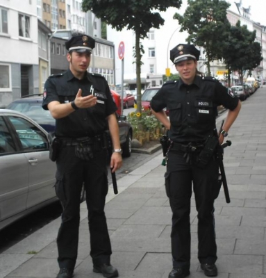 Poliisi opastaa: Jos haluatte olutta, menkää Lange Reihe -kadulle. Lange reihe on St. Georgen pääkatu.
