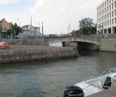 Katajanokka oli aikaisemmin niemi, mutta joskus rakennettiin kanava erottamaan se mannermaasta.