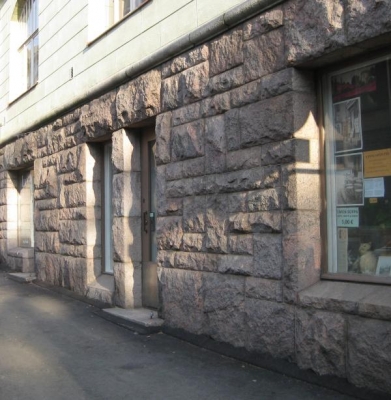 Talon pohjakerros on raakaa kiveä ja kivipintaa