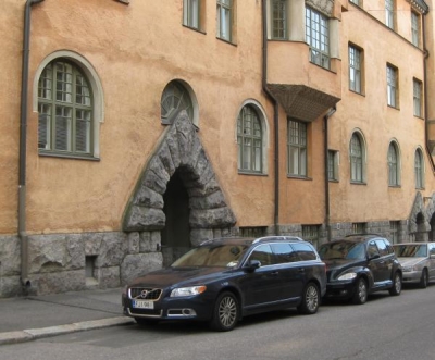 Jugend-talojen massiivisia oviaukkoja, raa asta kivimaterialaista