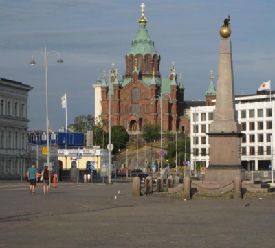 Tove Janssonin puisto on tämän komean Uspenskin katedraalin vieressä, takapuolella, Katajanokan puolella.