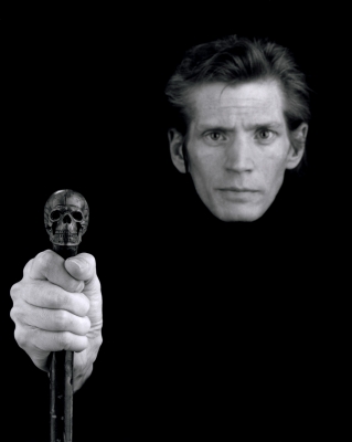 Omakuva, 1988, vuotta ennen hänen kuolemaansa. ©Robert Mapplethorpe Foundation. Kiasman lehdistökuva.