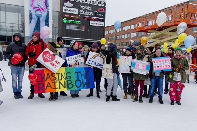kulkue päättyi Lordin aukiolle, jossa palkittiin muun ohjelman lisäksi parhaalla asenteella varustettu kulkueessa kulkenut porukka. Palkinnon sai Chasing the Rainbow -ryhmä. (kuva: Mikko Kivinen)