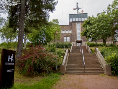 Högskola på Åland ammattikorkeakoulun katolla liehuu sateenkaarilippu.