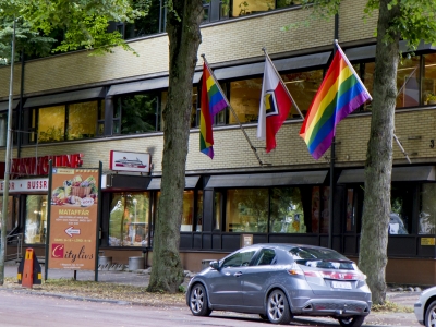 Sateenkaarilippuja Viking Linen toimistolla.