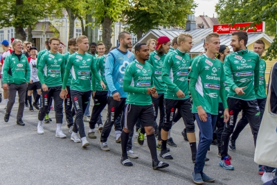Kulkueessa mukana marssi jalkapallojoukkue Ekenäs Idrottsförening, EIF. (Kuva: Mikko Kivinen)