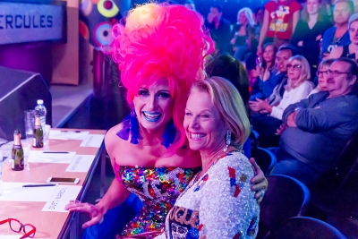 Drag-taiteilja Divet eli Marko Vainio ja taiteilija Arja Saijonmaa. (Kuva: Mikko Kivinen)