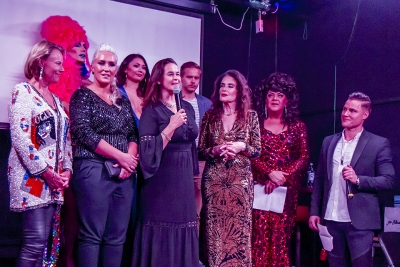 Drag Show Artist 2016 tuomaristo. Ylärivillä vasemmalta oikealle drag-taiteilja Divet eli Marko Vainio, Miss Suomi 2016 Shirly Karvinen, näyttelijä Petteri Paavola. Alarivi vasemmalta oikealle: taiteilija Arja Saijonmaa, yrittäjä Mira Kasslin, Katja Warborn, Kaarina Kivilahti. (Kuva: Mikko Kivinen)