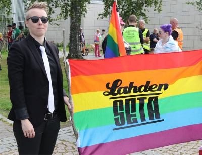 Setan puheenjohtajaksi nyt valittu Viima Lampinen Lahden pride-tapahtumassa kesällä 2016.