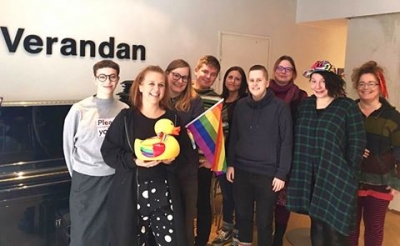 Hallitus varajäsenineen, vas Olivia Hellsten, Catariina Salo, puheenjohtaja, Johanna Sjöberg, Anders Huldén, Nicole Stambej, Hanna Bäckström, Petra Nysten, Ida Alina Boucht, Monika Pensar ja Panda Eriksson (puuttuu kuvasta). Kuva: Rengbågsankan.