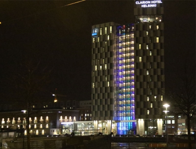 Helsingin Ruoholahdessa sijaitsevan Clarion-ketjuun kuuluvan hotellin julkisivua valaistaan tasa-arvoisen avioliittolain kunniaksi viikon ajan sateenkaaren väreissä vaihtuvin valoin. Hotelli on kertonut yrityksen perustaviin arvoihin kuuluvan tasa-arvon. Kesällä yritys aikoo osallistua Helsinki Prideen.