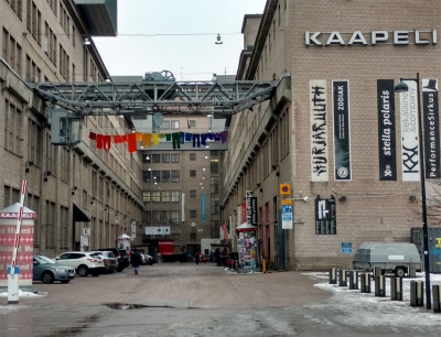 Pyykkinaruja sateenkaaren väreissä on esillä eri puolilla maata, esimerkiksi Helsingin Kaapelitehtaalla. Kyse on Heidi Lunabban ja Ilar Gunilla Perssonin yhteisötaidehankkeesta.