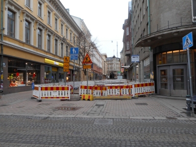 Tuntuu siltä, että Isolla Roobertinkadulla on ikuisesti käynnissä katutöitä. Katunäkymät ovat epäviihtyisiä. Nyt on luvassa, että kadun peruskorjaus saadaan päätökseen syksyllä 2017.