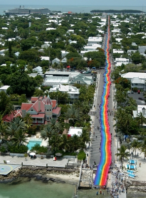 Runsaan mailin (yli puolen kilometrin) mittainen sateenkaarilippu Key Westissä, Floridassa. Lipussa on alkuperäiset kahdeksan eri väristä raitaa. (kuva: Andy Newman / AFP / Lehtikuva)