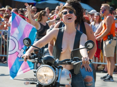 Moottoripyöräilijätkin olivat liikkeellä Washington DC:n pride-tapahtumassa lauantaina (kuva: Paul J. Richards / AFP / Lehtikuva)