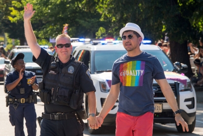 Poliisivirkailija osallistui pride-kulkueeseen lauantaina Washington DC:ssä. ´No Justice No Pride´ -protestoijien mielestä poliiseille ei ole kulkueessa paikkaa (kuva: Paul J. Richards / AFP / Lehtikuva)