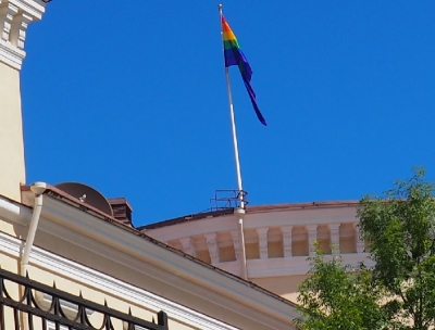 Suomen suurlähetystö liputtaa sateenkaarilipulla Tallinnan priden kunniaksi. Myös ainakin Ruotsin ja Alankomaiden suurlähetystöt liputtivat sateenkaarilipuilla.