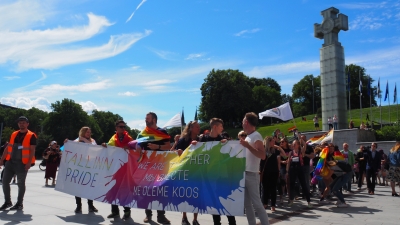 Tallinn Pride -kulkueen kärki Vapaudenaukiolla.