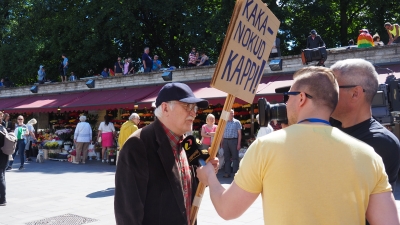 Pridea vastustavaa henkilöä haastateltiin ennen kulkueen alkua televisioon, "Kakkanokat kaappiin!".