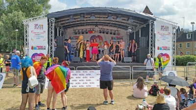 Pride in the Park tapahtuman lavalta kuultiin musiikkiesityksiä ja puheita. Kuva: Mikko Kivinen/ranneliike.net