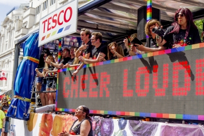 Pride in London tapahtumassa nähtiin useita suuryritysten rekkoja ja ryhmiä sateenkaaren väreissä. Kuva: Mikko Kivinen/ranneliike.net
