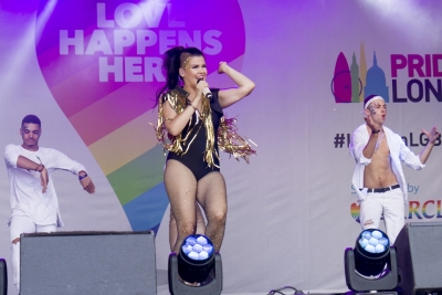 Trafalgar Squarella järjestetyssä pääjuhlassa toinen pääesiintyjistä oli Iso-Britannian 2016 X-factor kisassa finaaliin edennyt Saara Aalto. Kuva: Mikko Kivinen/ranneliike.net