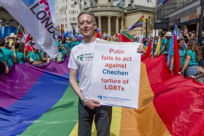 HLBT-oikeusaktivisti Peter Thatchell osallistui pridekulkueeseen omalla Putinia kritisoivalla viestillään. Kuva: Mikko Kivinen/ranneliike.net