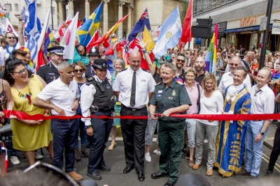 Pride in London -tapahtuman kulkueen avasivat Lontoon pelastustoiminnan edustajat. Kuvassa vasemmalta oikealle Lontoon yötsaari Amy Lamé, Lontoon pormestari Sadiq Khan, Lontoon pelastustoiminnan edustajat, opetusministeri Justine Greening (kolmas vasemmalta), Westminsterin ylipormestari Ian Adams ja tämän puoliso Christopher Colosimo. Kuva: Mikko Kivinen/ranneliike.net