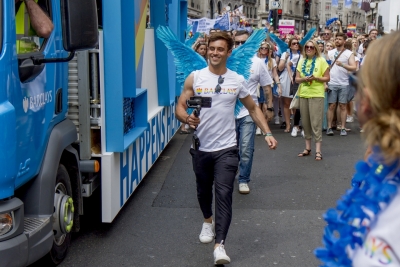 Brittiläinen uimahyppääjä ja olympiamitalisti Tom Daley osallistui kulkueeseen Barclays Bankin ryhmässä. Kuva: Mikko Kivinen/ranneliike.net