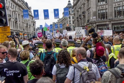 Istanbulin pridea tukevia ja priden kaupallisuutta vastustavia mielenosoittajia tukki paraatin reitin Oxford Streetin ja Regent Streetin risteyksessä Oxford Circuksella. Kuva: Mikko Kivinen/ranneliike.net