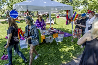 Piknikillä oli mahdollisuus ostaa myös sateenkaariteemaista tavaraa. Kuva: Mikko Kivinen/ranneliike.net