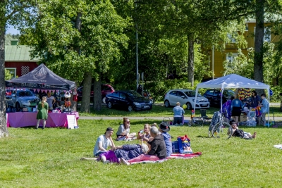 Lohjalla lukuisat paikalliset yritykset ja muut toimijat olivat tavalla tai toisella lähteneet mukaan tukemaan pridea. Kuva: Mikko Kivinen/ranneliike.net