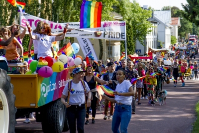 Åland Priden kulkueeseen osallistui noin 900 ihmistä. (Kuva: Mikko Kivinen)