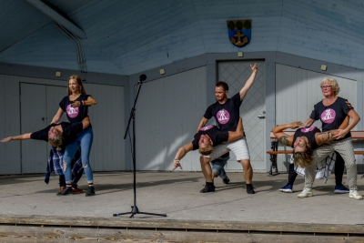Puistojuhlassa nähtiin tanssiesitys Queersalsa tanssiryhmältä. (Kuva: Mikko Kivinen)