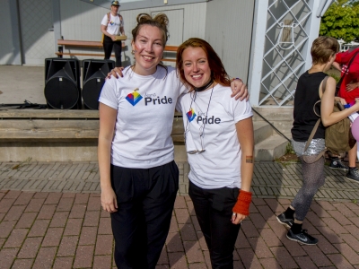Åland Priden pääorganisaattoreina toimivat Emilia Blomqvist ja Sofia Enholm (oikealta vasemmalle) (Kuva: Mikko Kivinen)
