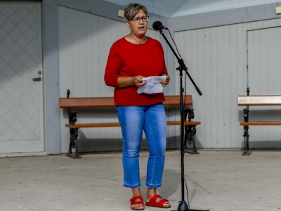 Ahvenanmaan maakunnan hallituksen tervehdyksen puistojuhlaan toi kanslia- ja kuntaministeri Nina Fellman. (Kuva: Mikko Kivinen)