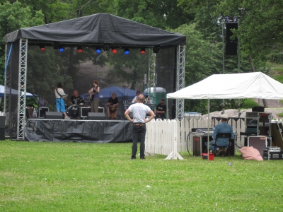 Soundcheck on menossa kun keskipäivä lähestyy.