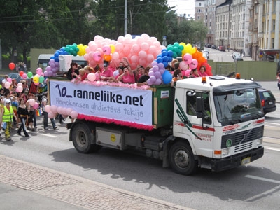 Ranneliike.netin kuorma-auto toi kulkueeseen väriä.