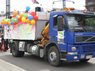Toinen pride-kulkueen kuorma-autoista